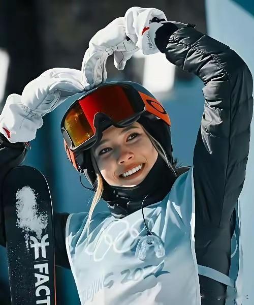 我开始有点理解谷爱凌了！
她哪里都好，
唯独有一个很难改变的事，就是她总在逆境里