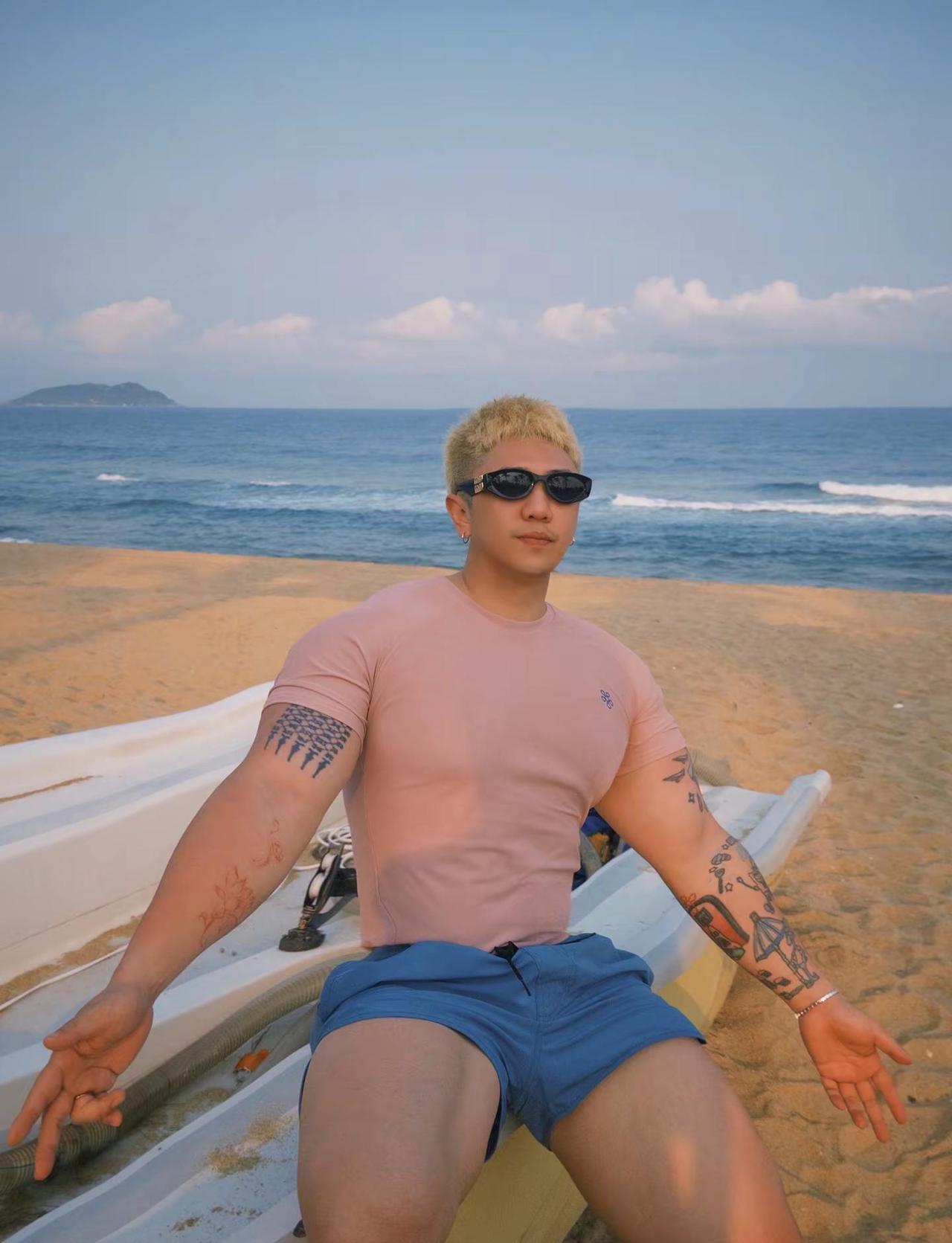 520是粉色的 大叔也是粉色的。海滩肌肉 summervibe 猛男粉 海边随拍