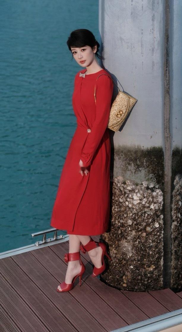 杨紫新年红裙