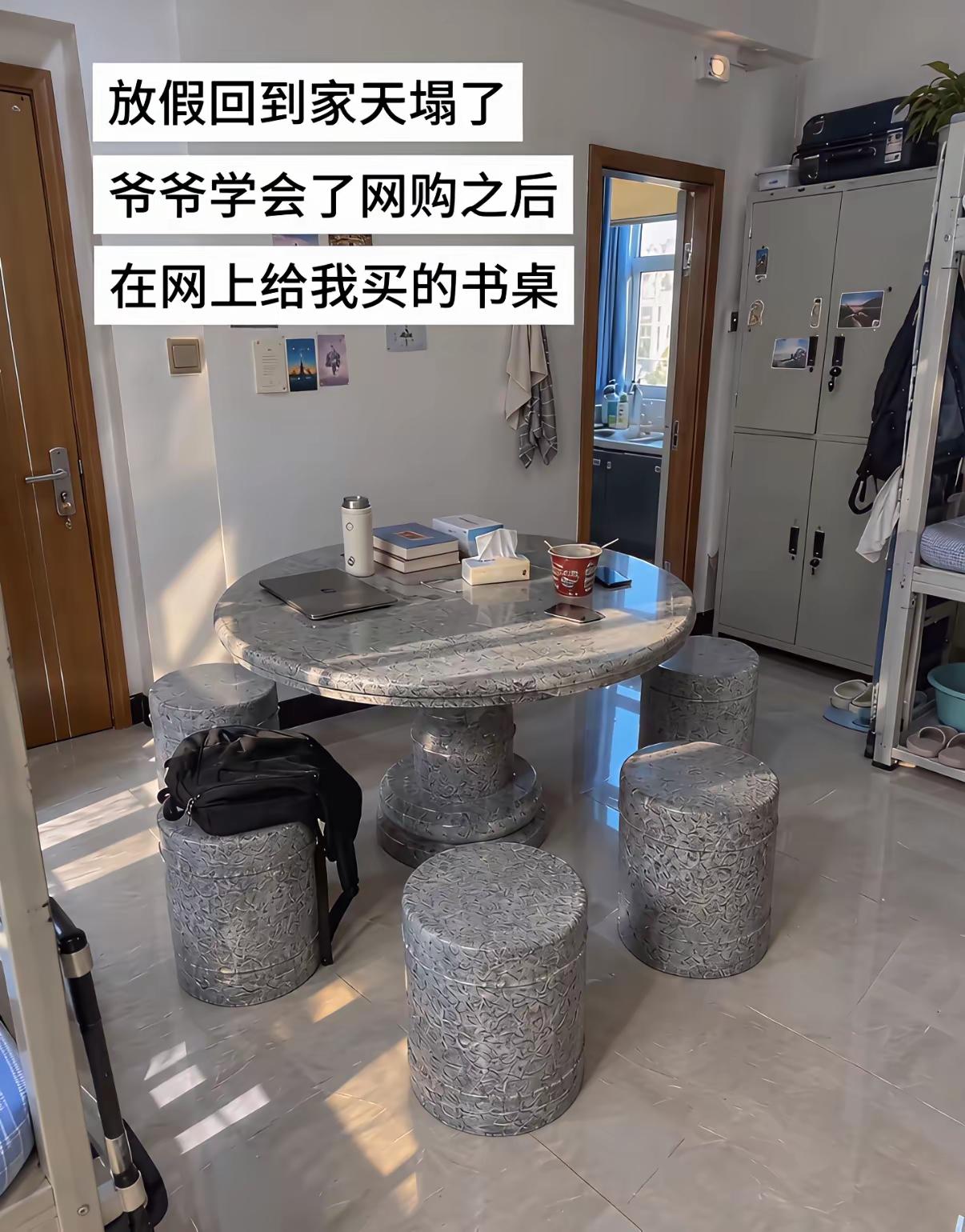 这书桌挺好的，在家里就能体验到公园的感觉，这是妥妥的一桌传N代，人走桌还在啊😱