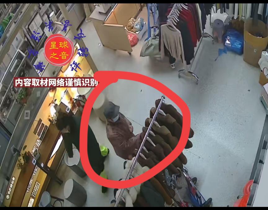 河南一服装店老板吐槽，下午一个不注意，被一个戴口罩的老太偷走一件最贵的衣服，一天