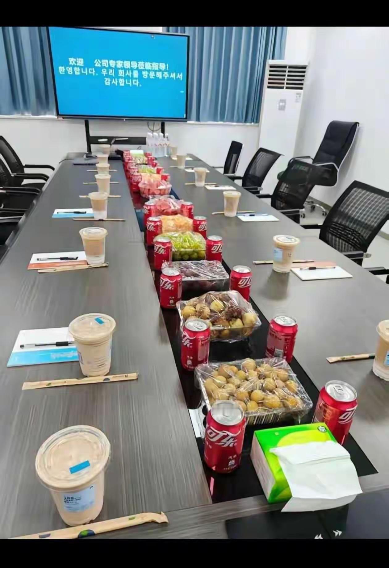 等我升到办公室主任，也要这么办
不仅如此，一人前面再放盘瓜子
科主任日常