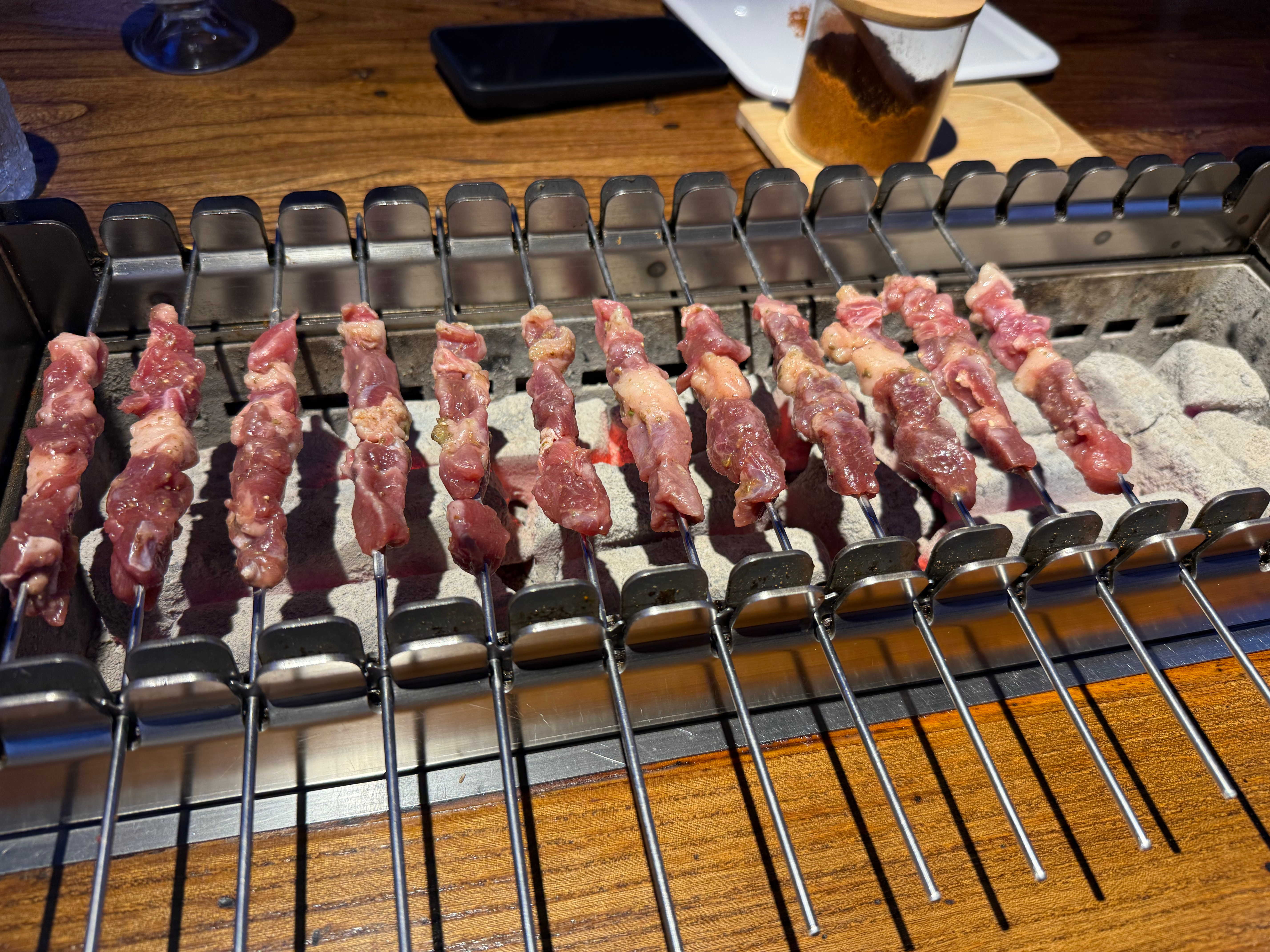 我想平平淡淡吃口饭菜，儿子不同意。锅盔、烧烤、烤肉，我选了烧烤。 ​​​