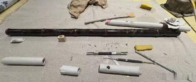 易烊千玺还是忘不了月光下的凤尾竹易烊千玺隔着屏幕把水吹开了亲手打磨竹笛也太厉害，