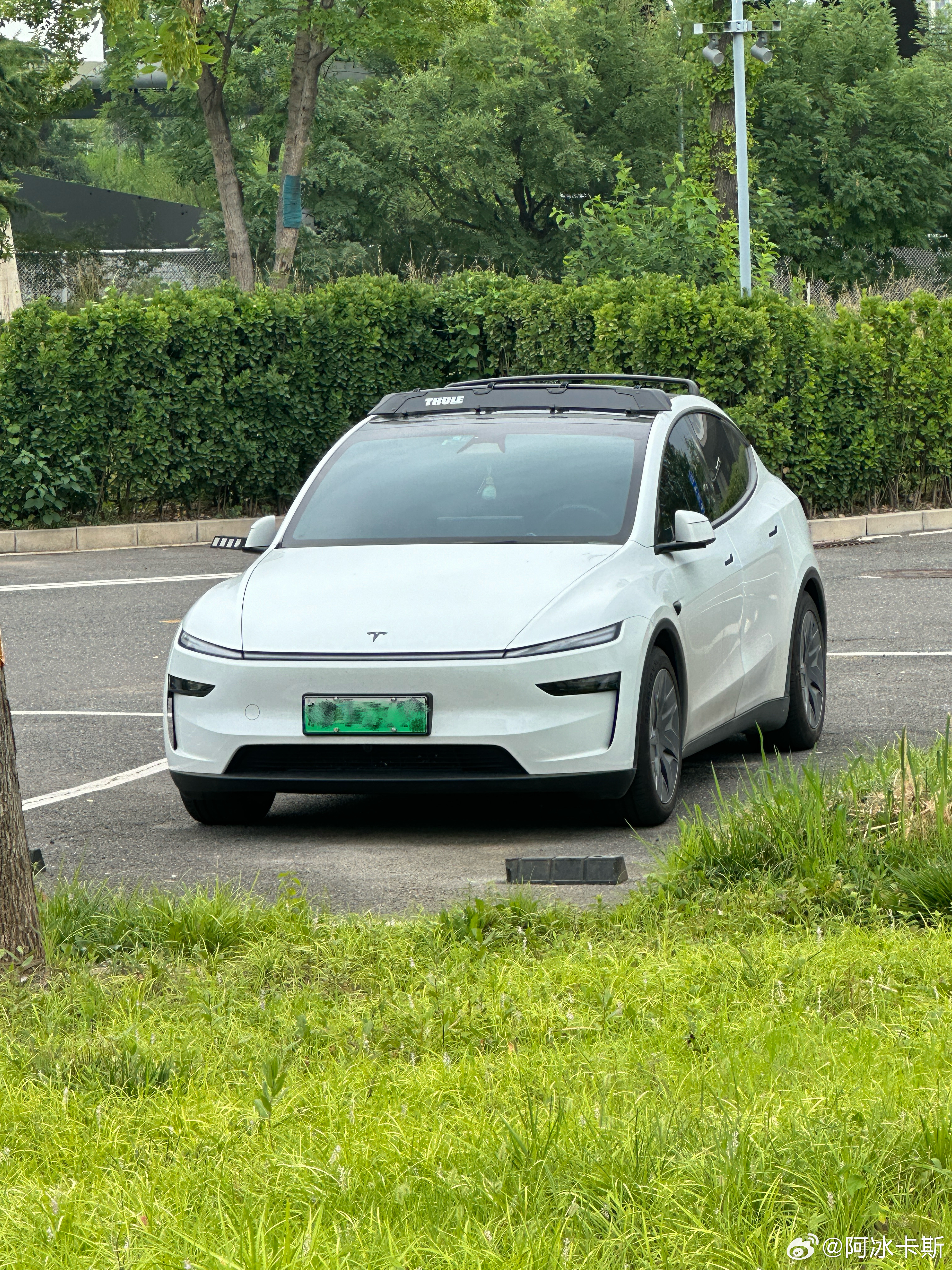 这特斯拉model y 加个车顶行李架还挺帅我要不要也来一个 北京·首钢园