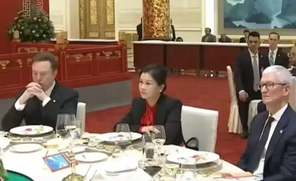 坐在马斯克和库克中间的周群飞，真的太不简单！作为蓝思科技创始人，她是苹果离不开的
