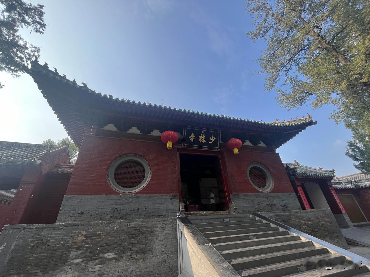 再次来到河南登封少林寺，感觉又变了不少。之前没有到娱乐项目也多了起来，景区内的二