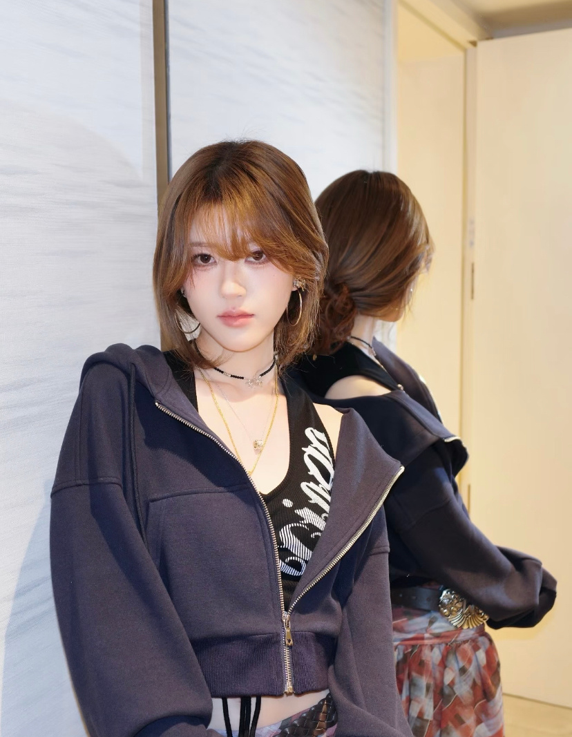 赵露思 🫐💙🖤🍓💗 ​​​