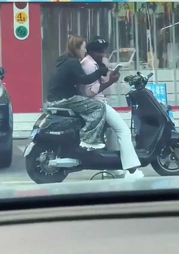 过去，曾有女子扬言，宁愿坐在宝马车上哭，也不愿坐在自行车上笑。
不过，也有女子真
