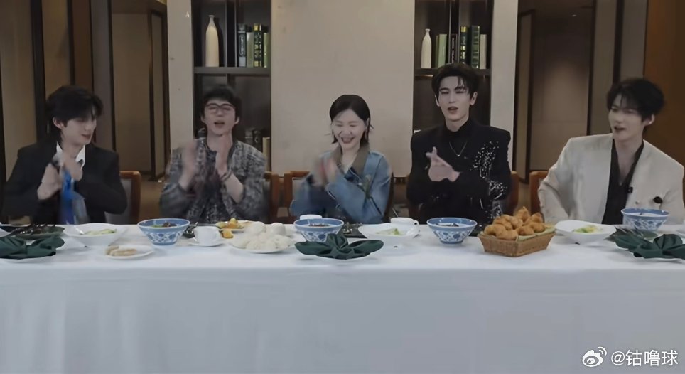 开始推理吧直播，这一季热巴退出，丁程鑫加盟，又一个大帅哥。热巴给开推团准备了新疆