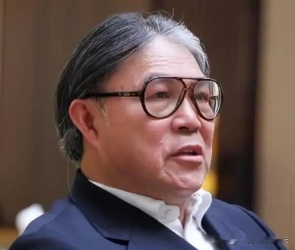 看到霍震霆喝孙子递来的奶茶，
我悄悄记下了两件事。

一，多陪父母吃家常饭。霍家