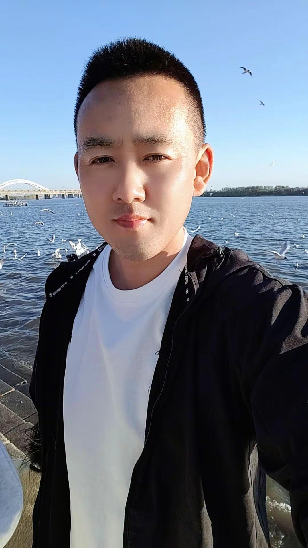 中年老登，没人爱不要紧，别伤害就行