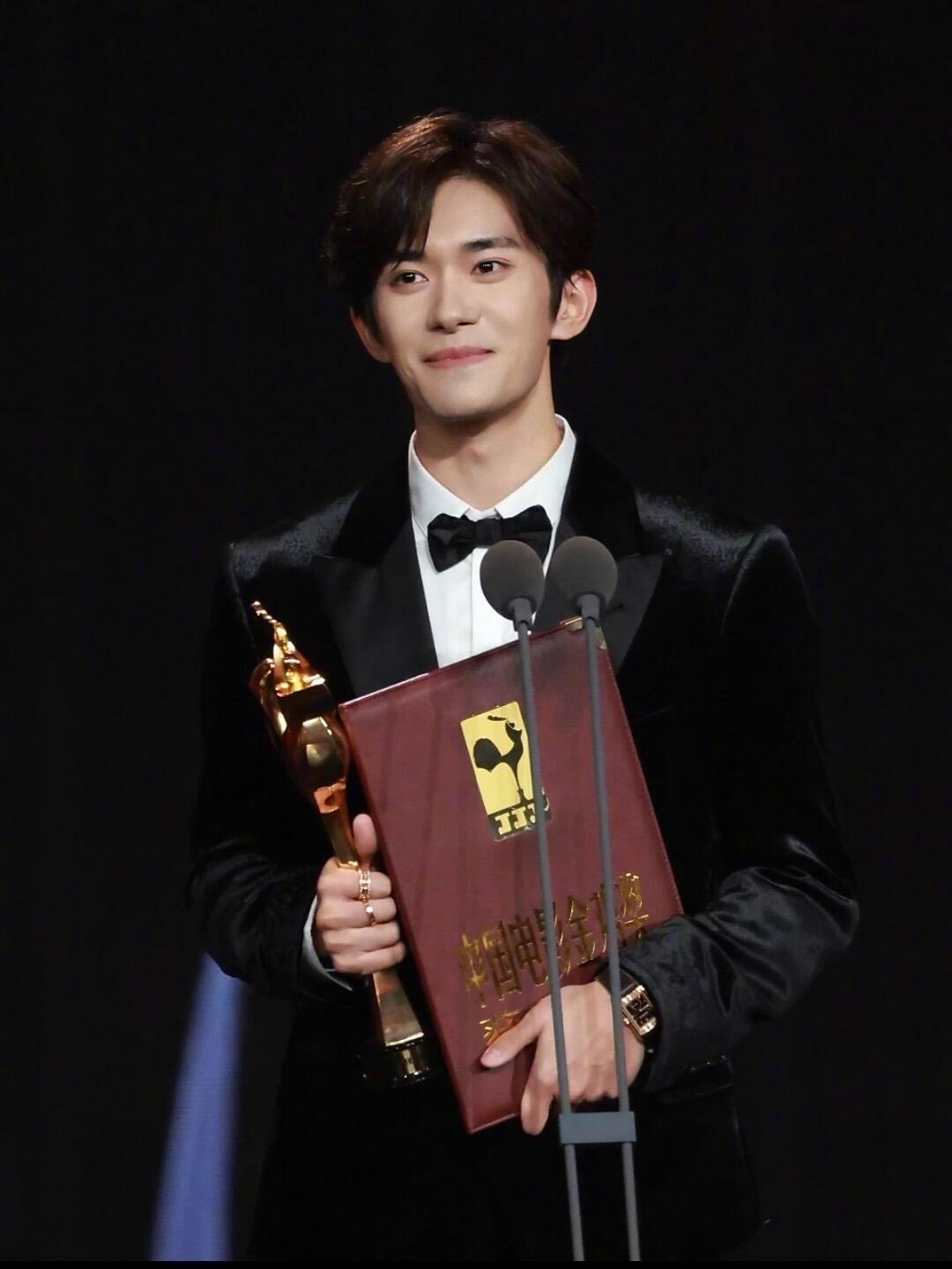 24岁金鸡影帝！易烊千玺的12年获奖词爆哭 