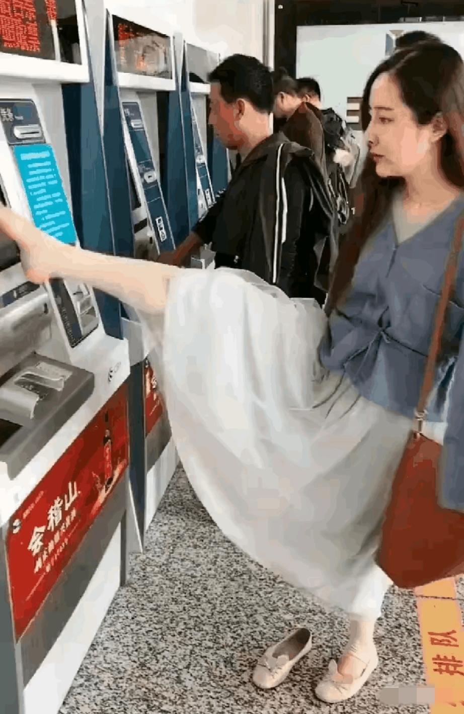 杭州地铁站，售票机前。
​一个女子抬起右脚，脚趾在屏幕上快速点选，动作流畅得让人