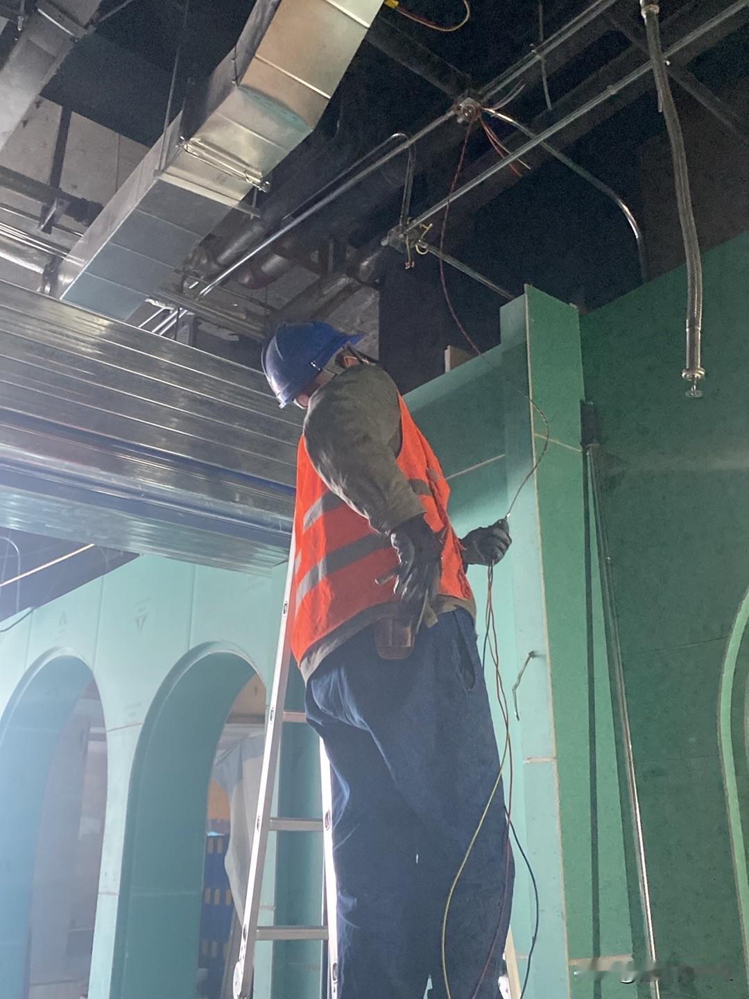 今天下午甲方来检验工地了，对于我们做的桥架，布的线管，线盒，上下水一一根据表格进