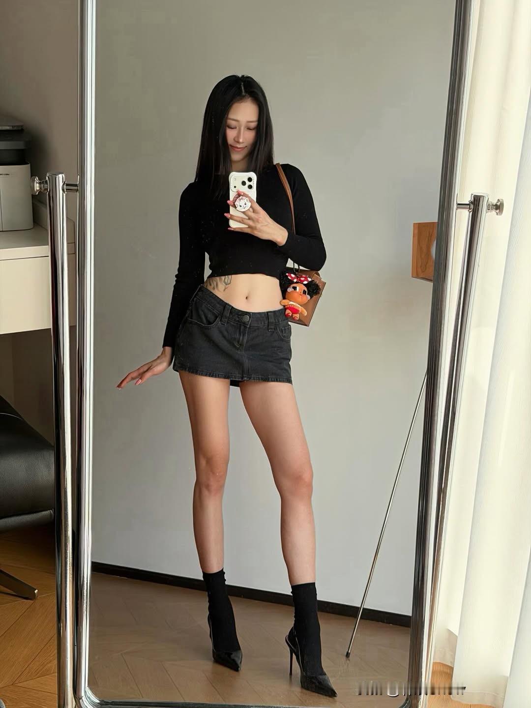 黑色短款上衣+牛仔短裙，搭配黑色高跟靴，简约又时尚！👗👠💃🏻高端大气上档