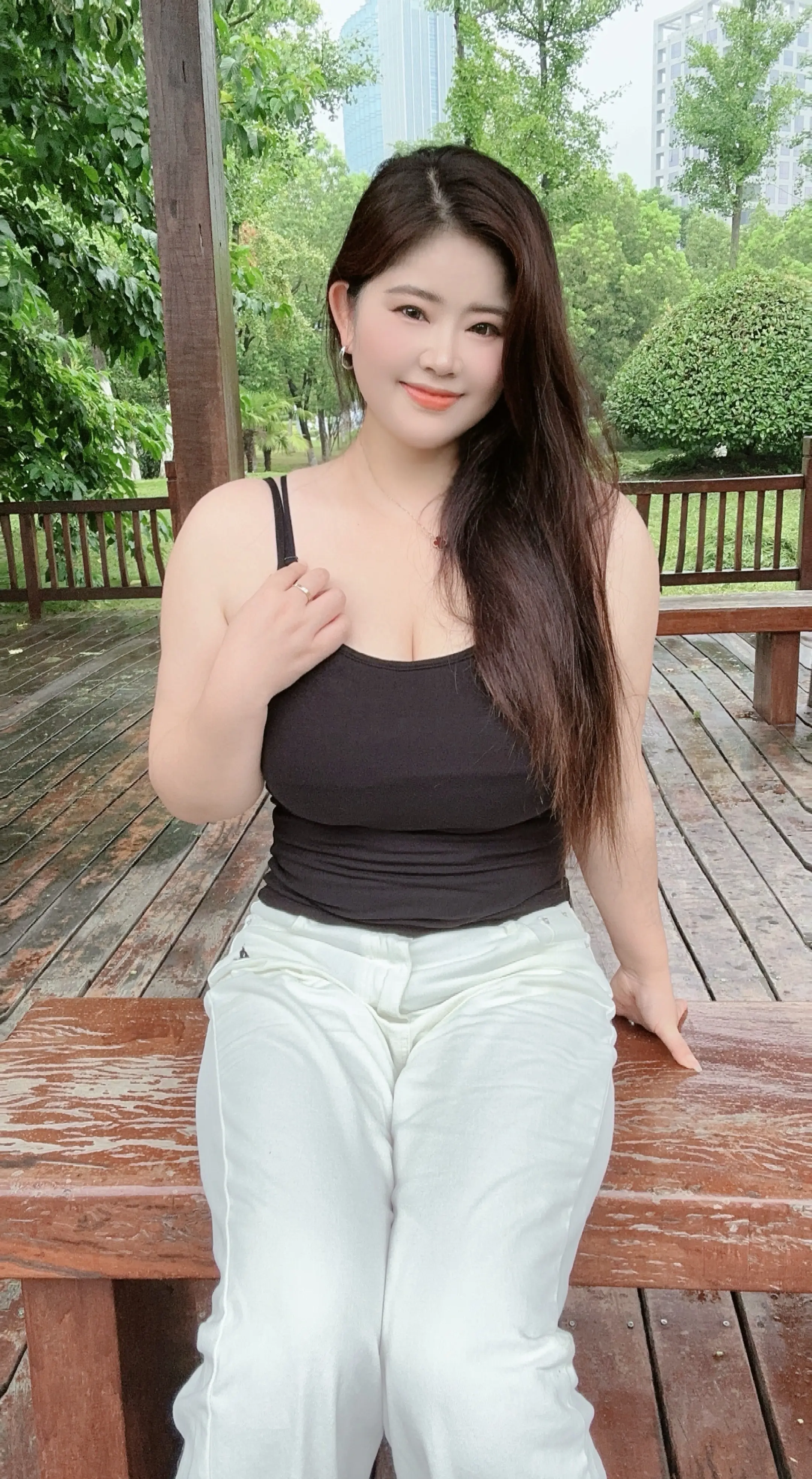 亲爱的女孩  请你在繁华中自律  安静处自省  低谷时自强