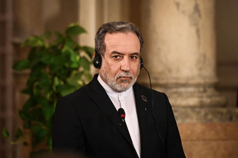 伊朗外长对于和美国谈判的态度很明确，也是摇摆不定。7日时阿拉格齐说考虑到美国对伊