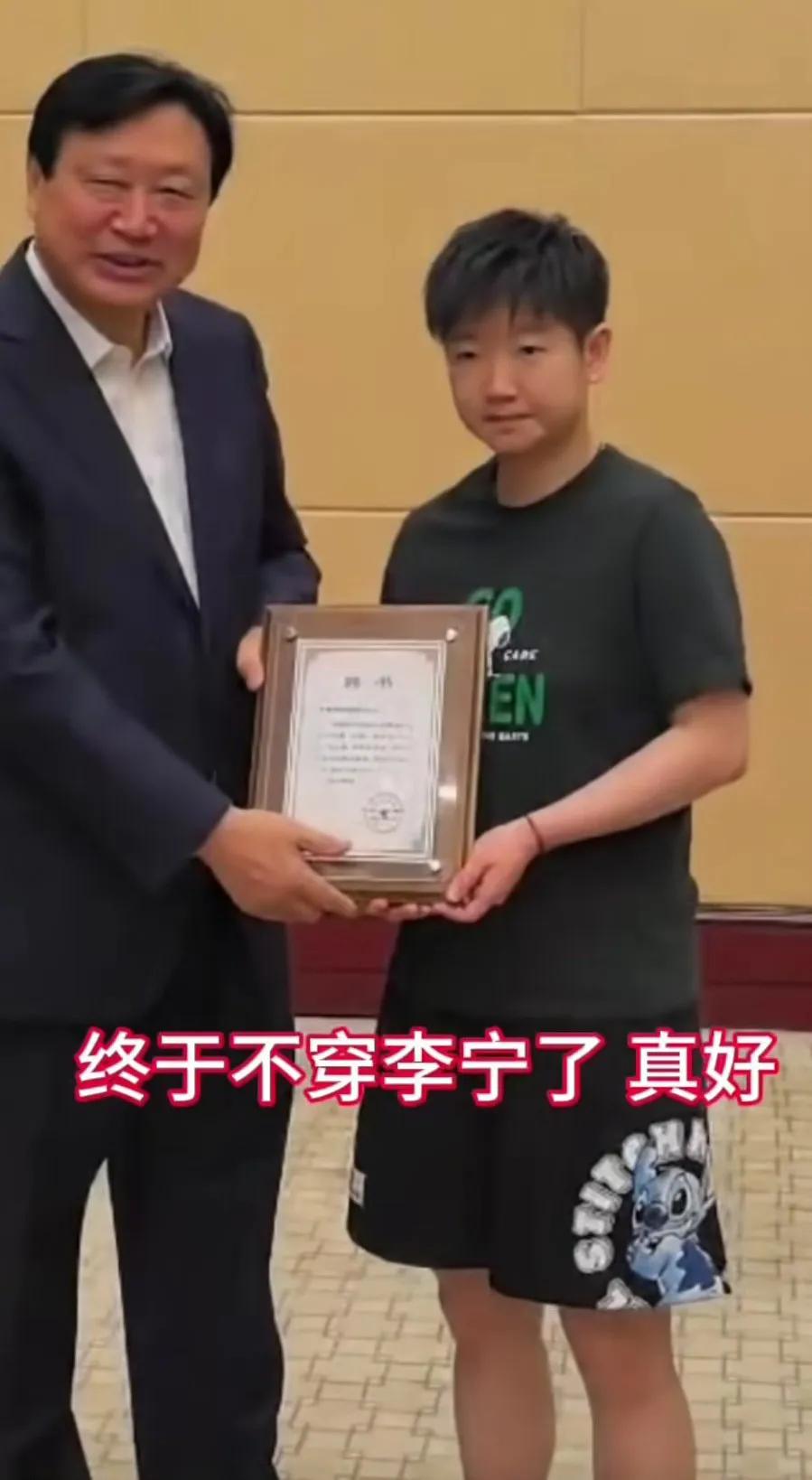 终于不用穿李宁了，真舒服。
好萌的裤子，现在才注意到，史迪莎，这牌子的我能买得起