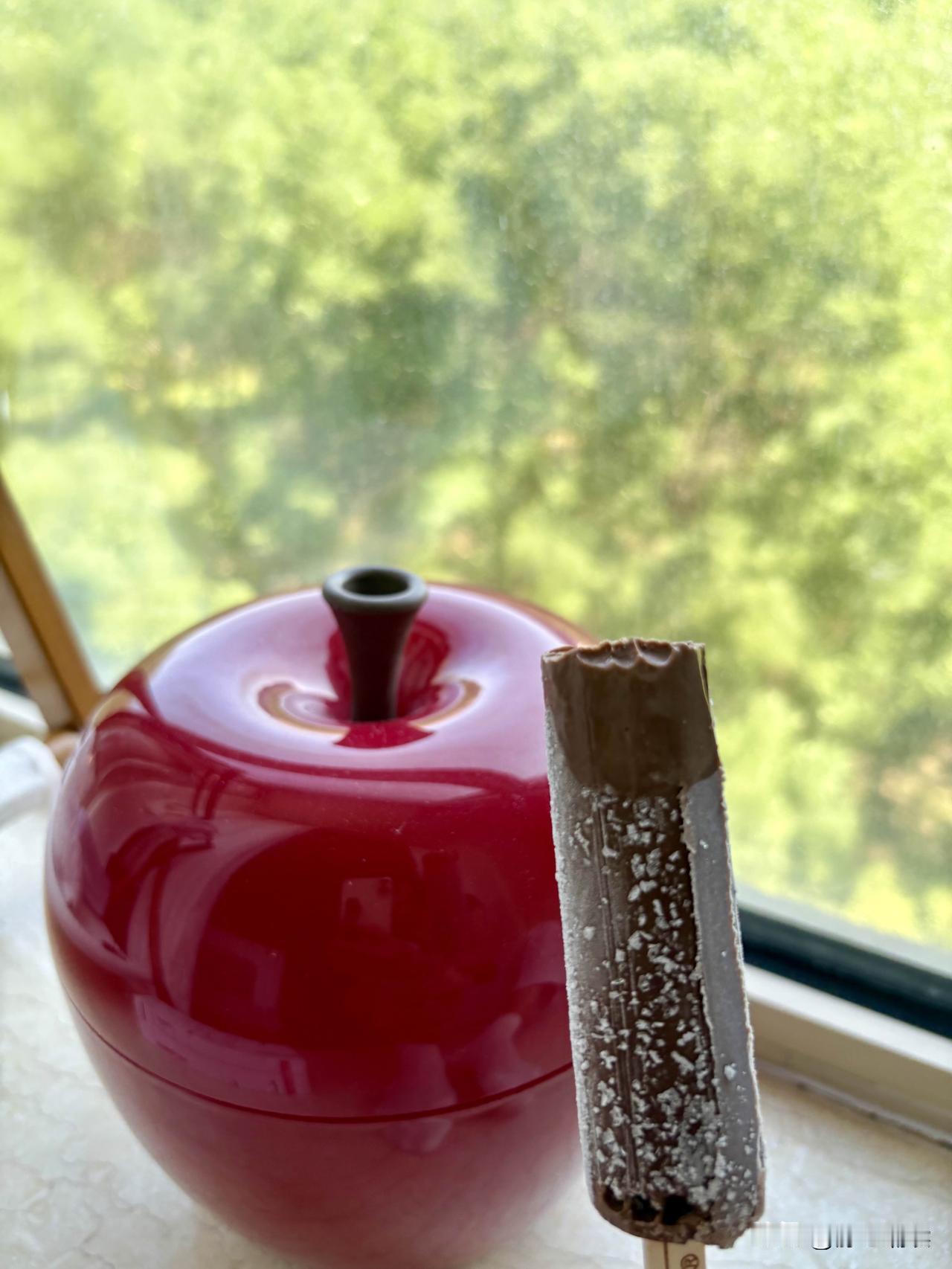 今年也不知怎么回事，特别想吃冰棍。一开始吃的是含蔗糖的，每次吃完总担心自己的血糖