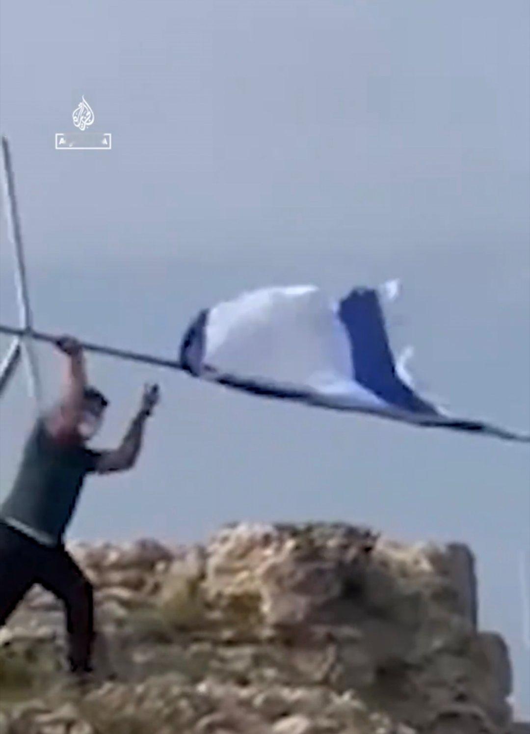 以色列的国旗被拆掉扔了！

4月18日，黎以停火协议生效首日，黎巴嫩人返回南部被