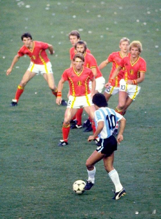 我的世界杯记忆1982年世界杯🏆，精彩瞬间再显，马拉多纳以一敌六遭围堵，球场封