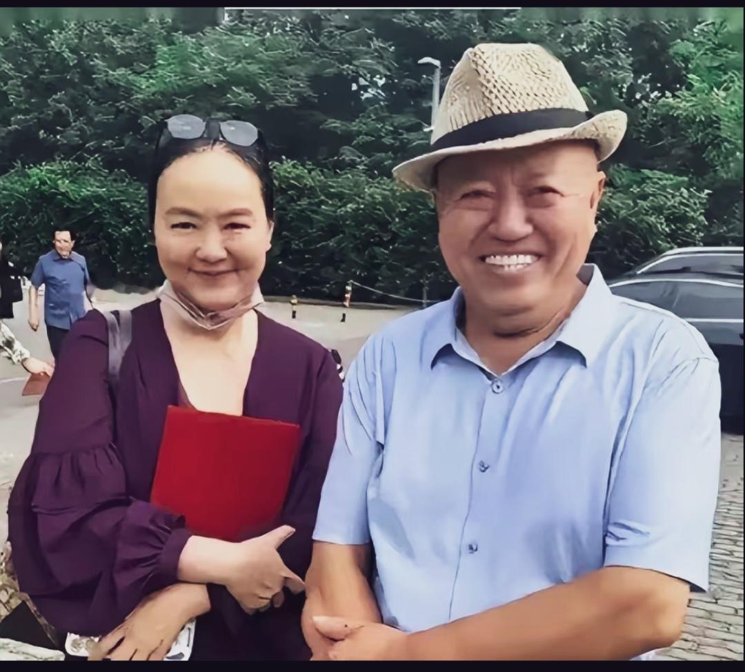 那个皮肤白、脑门大、眼睛亮、笑容甜的孙小梅完全变了样，脸肿的像发面馒头。