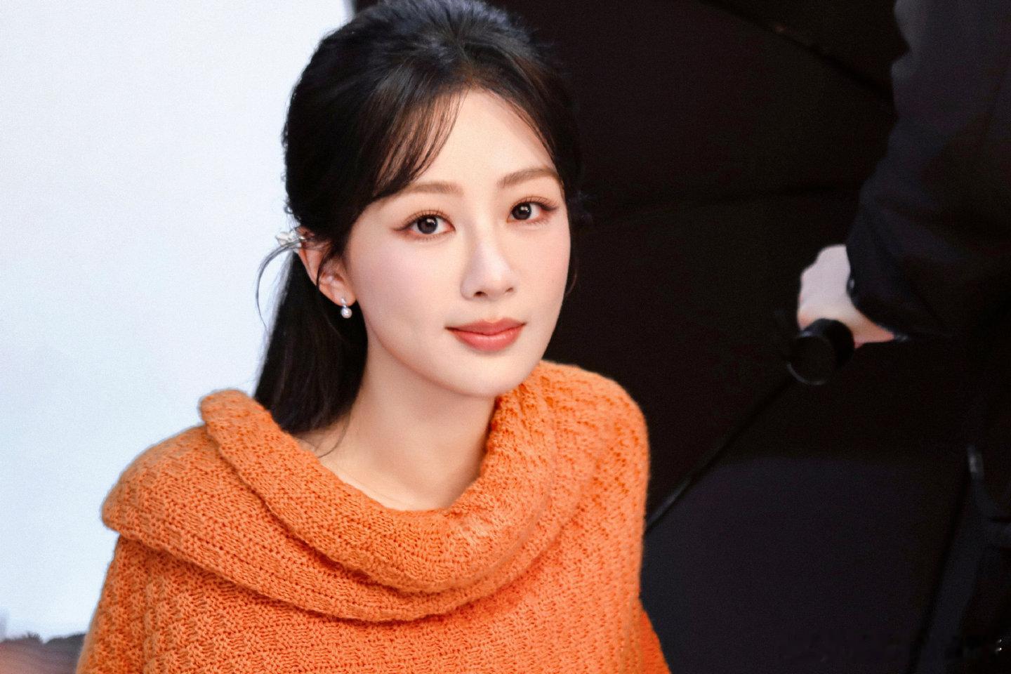 杨紫[超话]yz 杨紫董竹君  yz 杨紫玉兰花开君再来行至朝雾里，坠入暮云间，