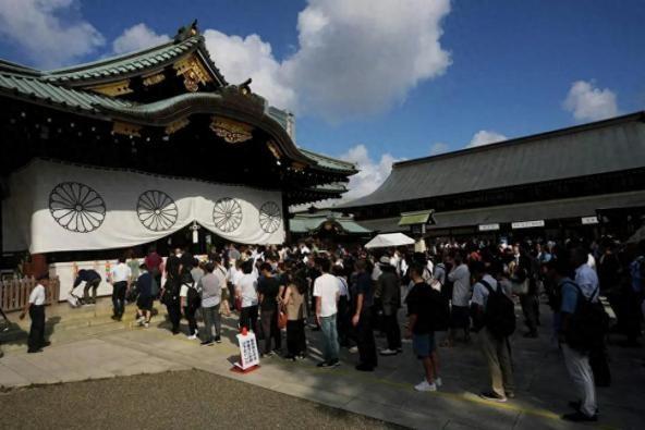 靖国神社闹大了！64岁韩国人肉身拦停天皇专车，拉横幅直指战犯！每每提及日本的靖国