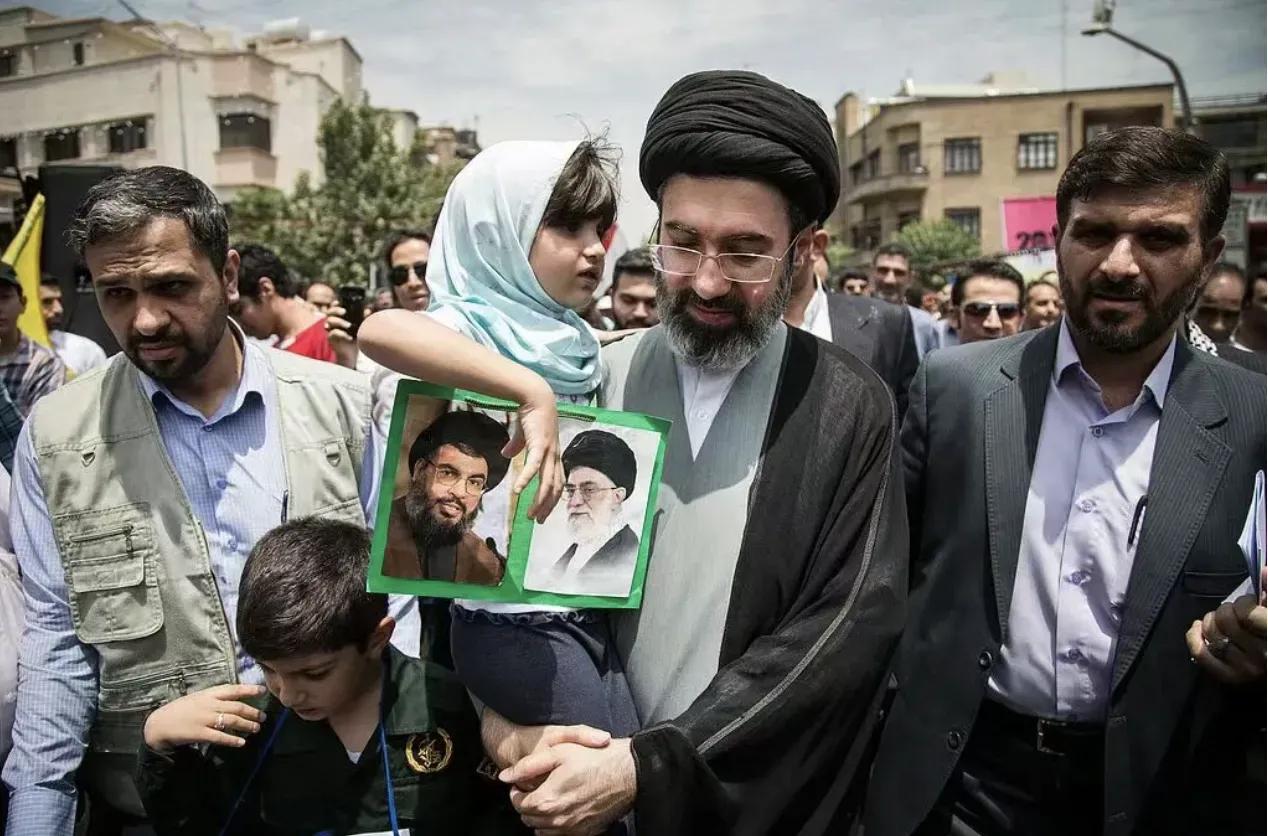 2026年3月9日，伊朗专家会议在炮火声中宣布，已故哈梅内伊的次子穆杰塔巴成为国