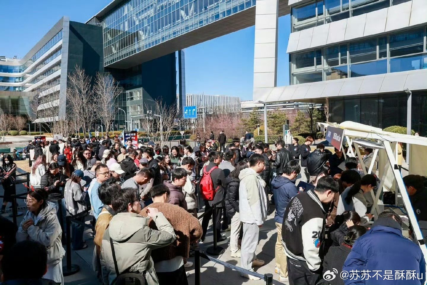 北京一女子领龙虾只为薅外卖券北京近千人排队免费装AI龙虾 千人排队装龙虾，有人冲