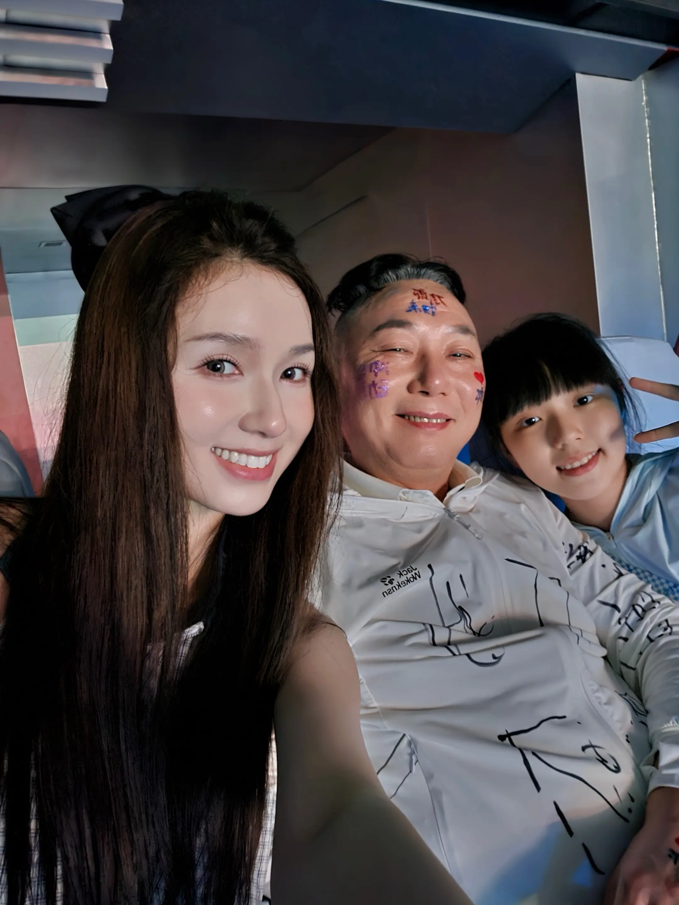 蒜鸟蒜鸟，都不容易。发个跟爸爸和妹妹一起看演唱会的美照吧！