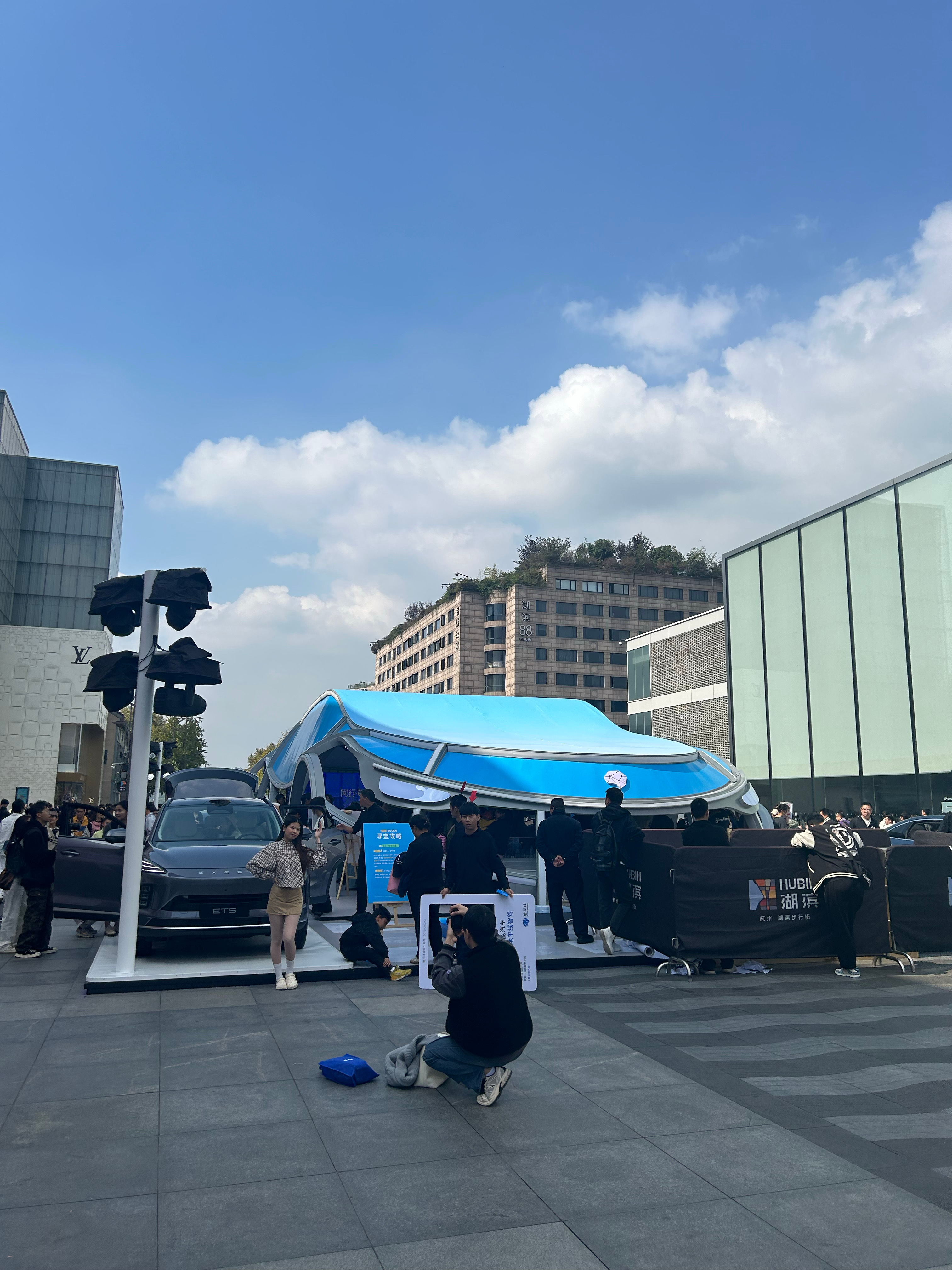 地平线在西湖旁边做了展台，人气很旺。第一次早鸟试驾在上海梧桐区，这次正式上市在杭