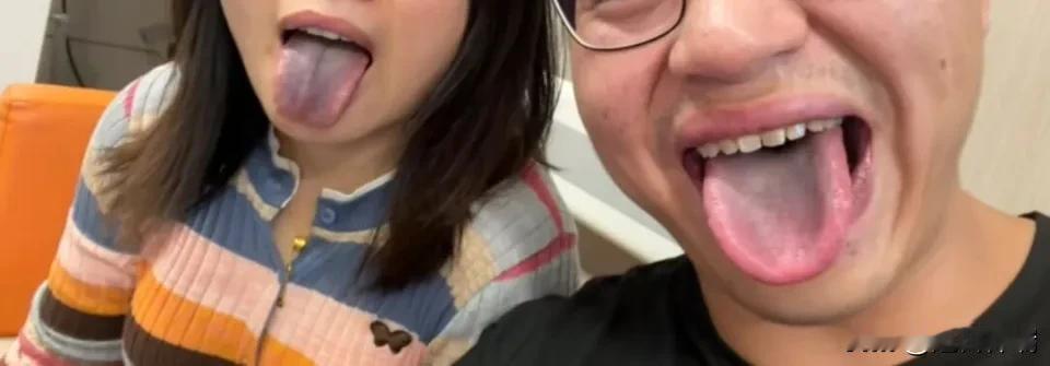 重庆请客男子花2000多请3位朋友吃火锅，4人舌头全黑拒付餐费，工作人员：他们喝