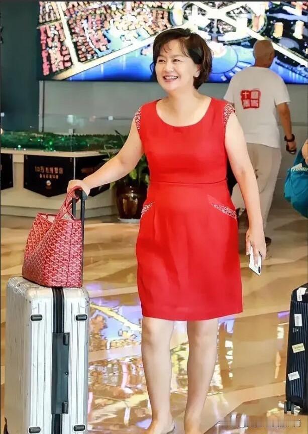 曾经是央视里数一数二的高颜值美女，在舞台上貌若天仙，怎么现在老了胖成这样了，看起