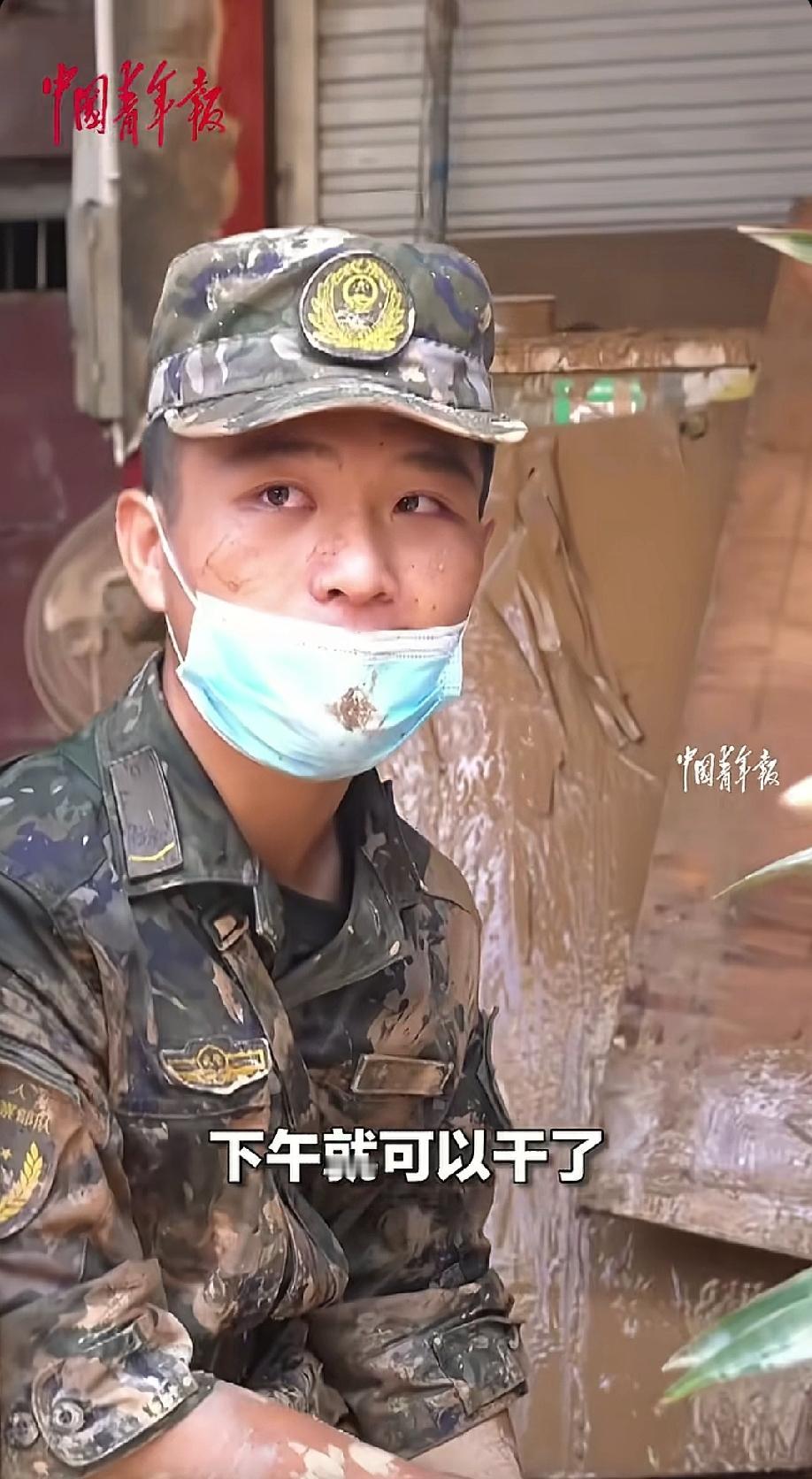 他哭了 ，他的妈妈也哭了，他哭是因为自己帮不上战友了，可他的妈妈哭，是因为心疼自