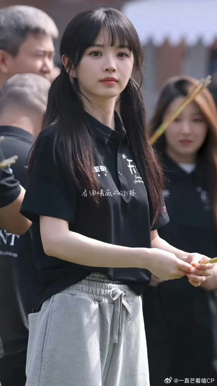 田曦薇胡一天天才女友开机路透田曦薇胡一天《天才女友》开机路透来了，双马尾的小田太
