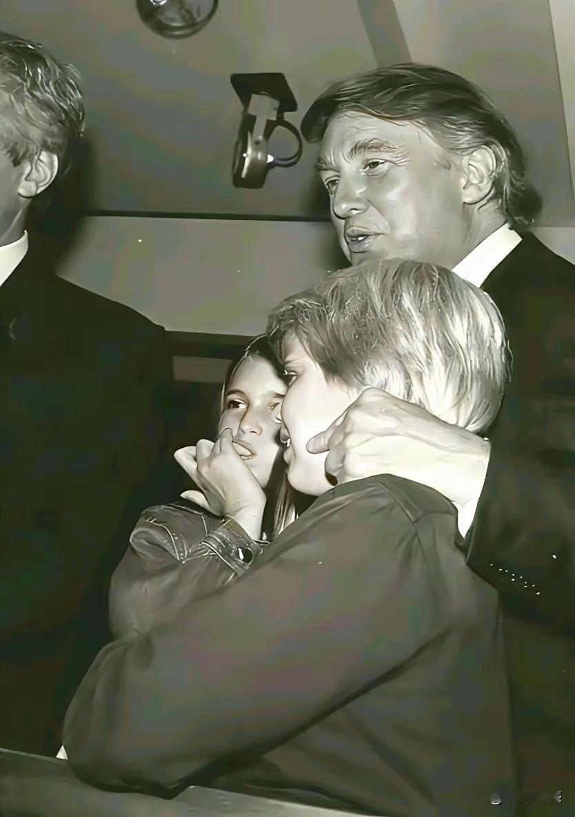 站在老特身边的这个男子，虽然仅露出头部的一点点，但是感觉他的头部特征很明显，非常