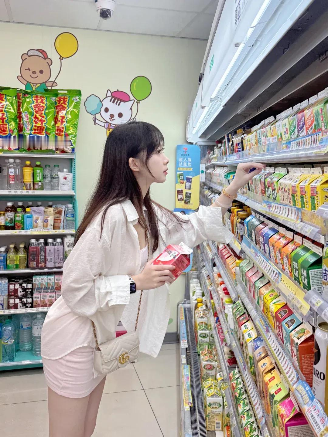 月薪多少
才敢大方地追这样的女生？

看着照片里气质出众的她
朋友半开玩笑地问：