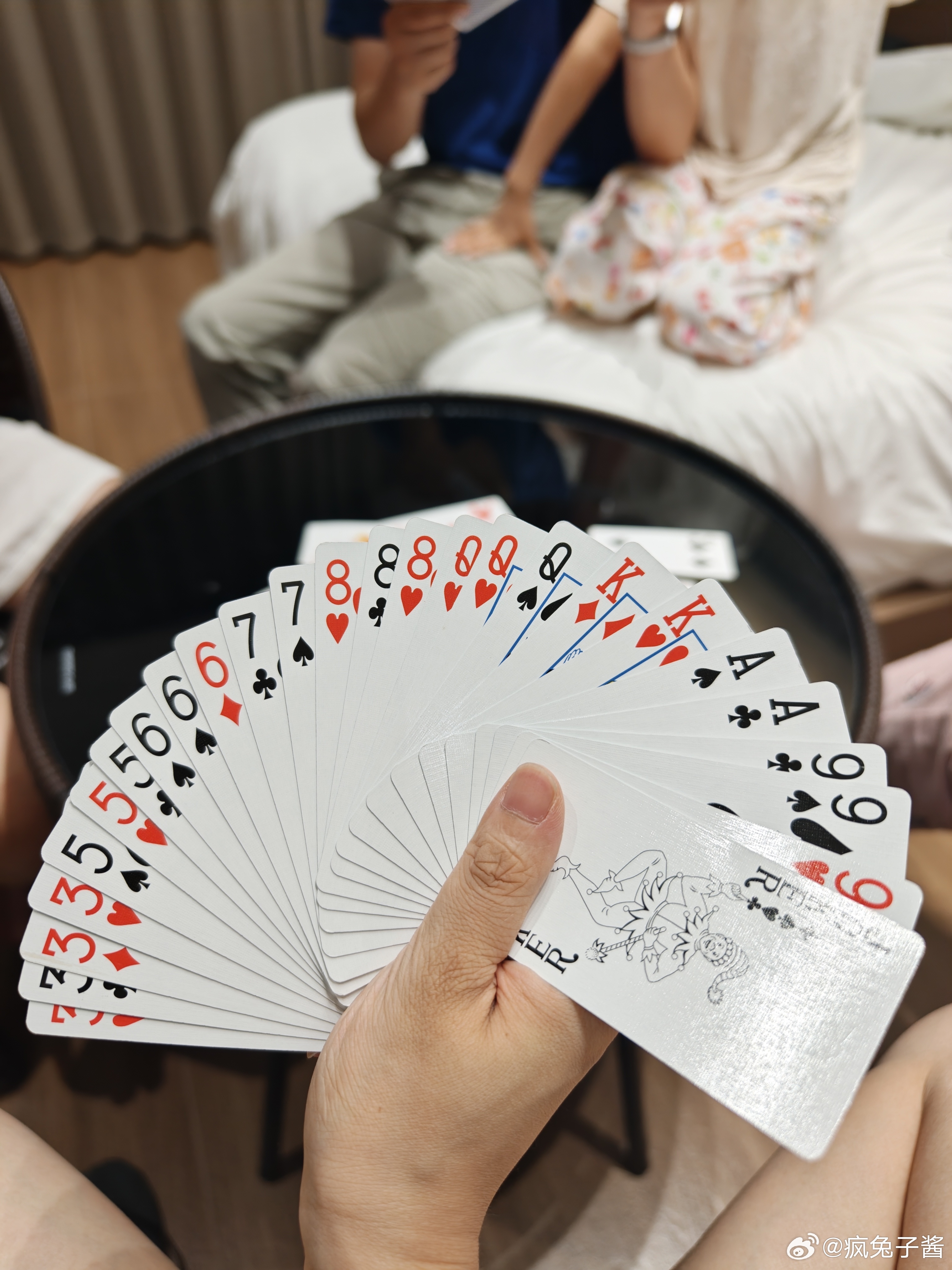 这次出行，蛋黄看我们玩学会了掼蛋的规则每天晚上都要我们陪他打几把 