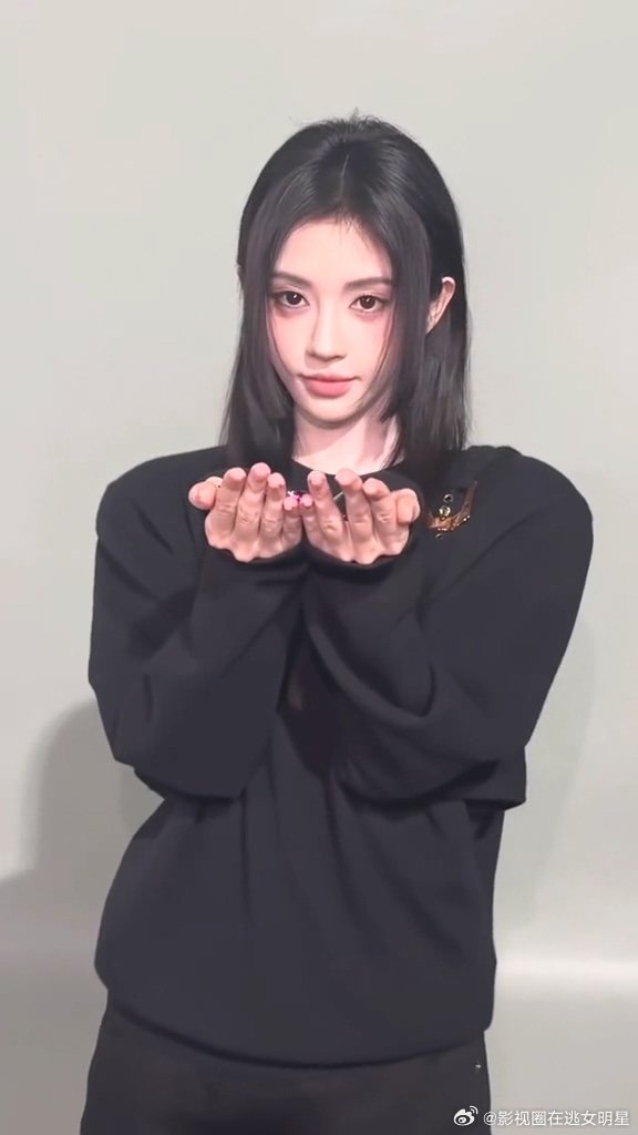 鞠婧祎吹花瓣变装鞠婧祎吹花瓣转场鞠婧祎变装视频永远如此权威，吹花瓣真的好美~现代