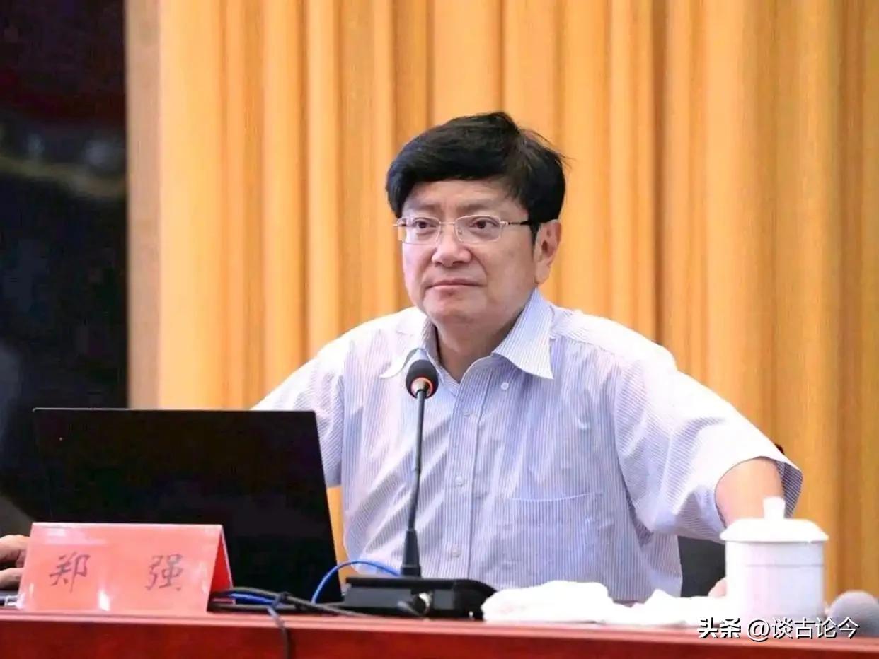 郑强教授再发犀利言论，AI取代劳动力的隐患，真的该重视了！
 
郑强教授，再次发