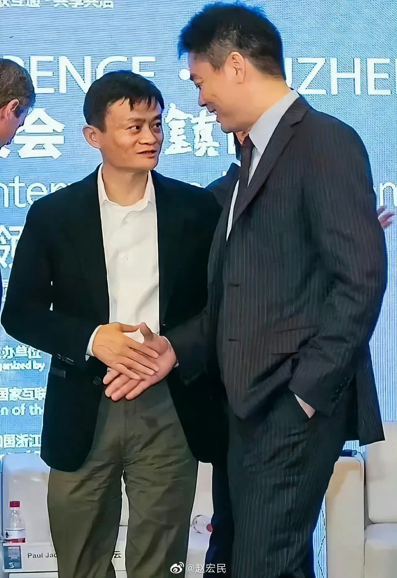 #刘强东来杭州了# 刘强东今天来到阿里巴巴的主场杭州参加活动。不知道大家是否还记