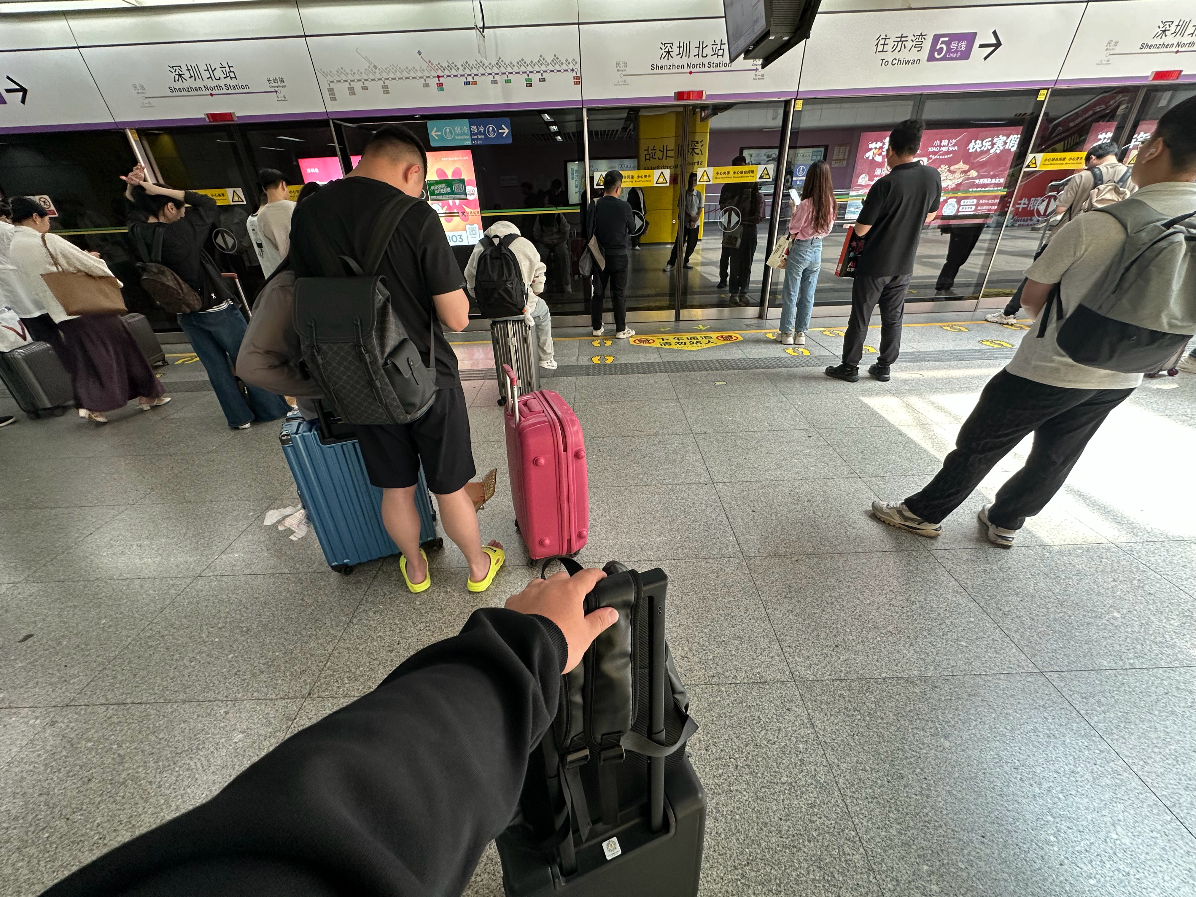 好多年没坐过深圳地铁了，刚下高铁和聊天忘记走错口了，懒得走回去打车，就坐地铁了，