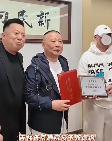 那天晚上刷手机，屏幕的光刺得眼睛发酸，手指往下滑的时候，一条消息突然蹦出来吉林省