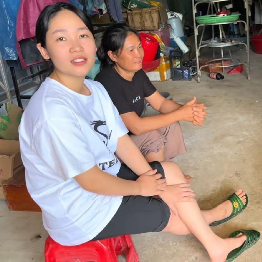 小松和秋秋现在已经开始和五婶商议给五叔五婶盖房子的日程，五婶已经找好了包工头，并