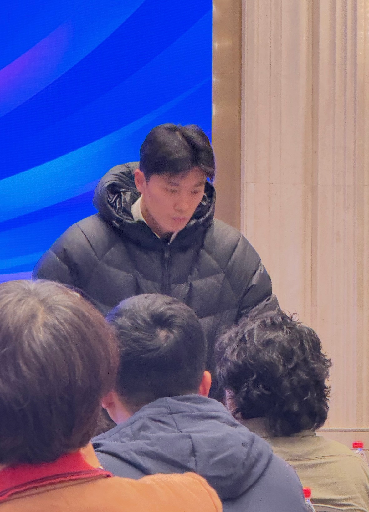 又一张，依然黑面包看博主描述应该是有上台讲课？汪顺