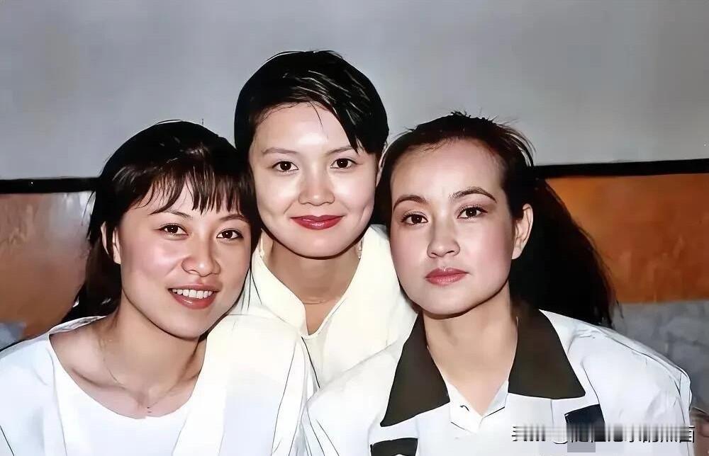 这是拍摄于上世纪90年代的老照片，第一眼美女居然不是刘晓庆，而是左边的岳红，她的