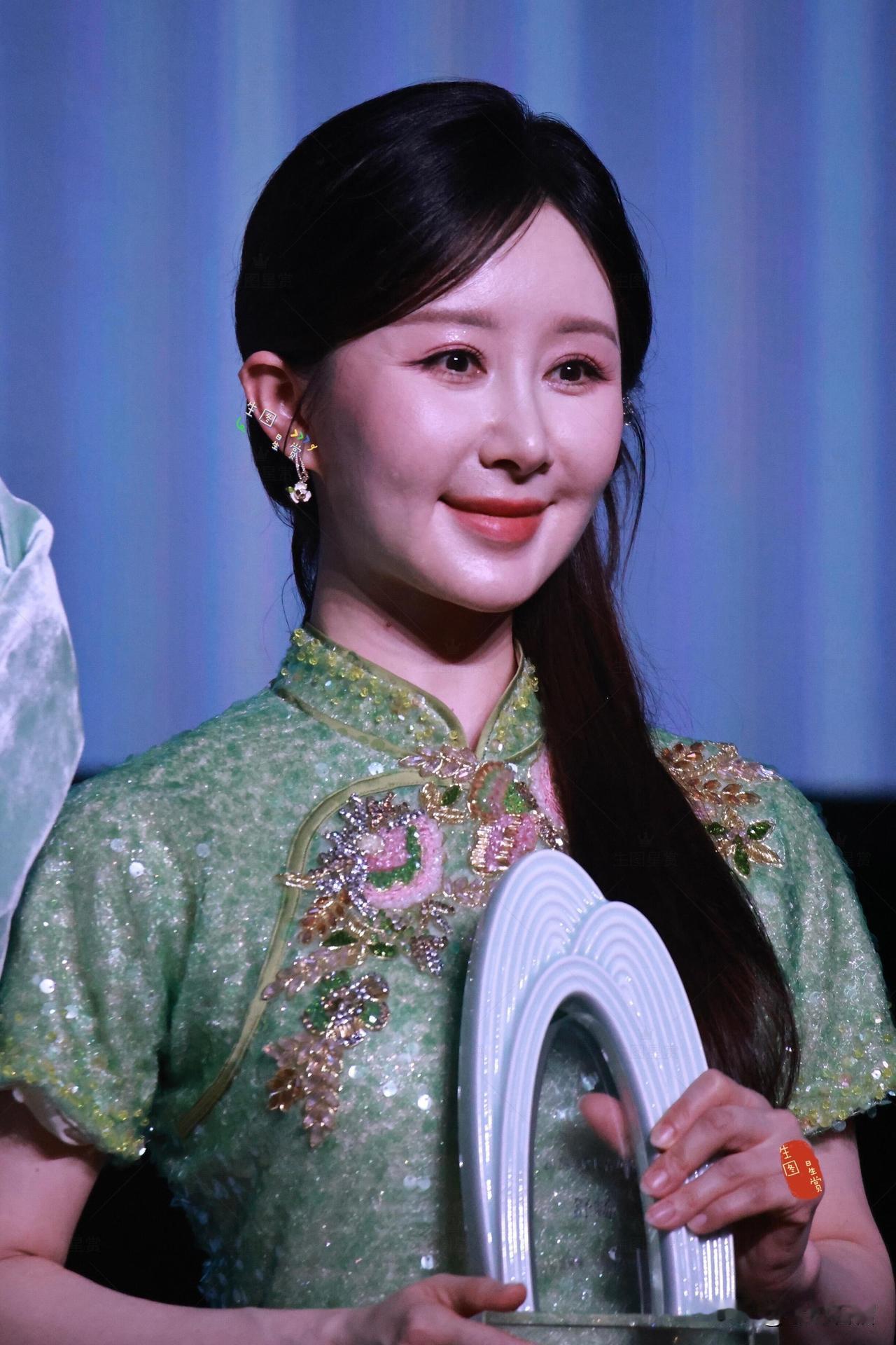 天呐！这还是我们的童年女神舒畅吗？整个人的状态感觉完全认不出了。
       