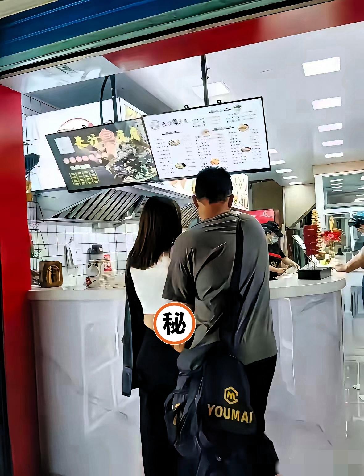 车站候车厅人潮涌动，
谁也没料到，一名男子竟趁人不备，
将手悄悄伸向身旁女子的…